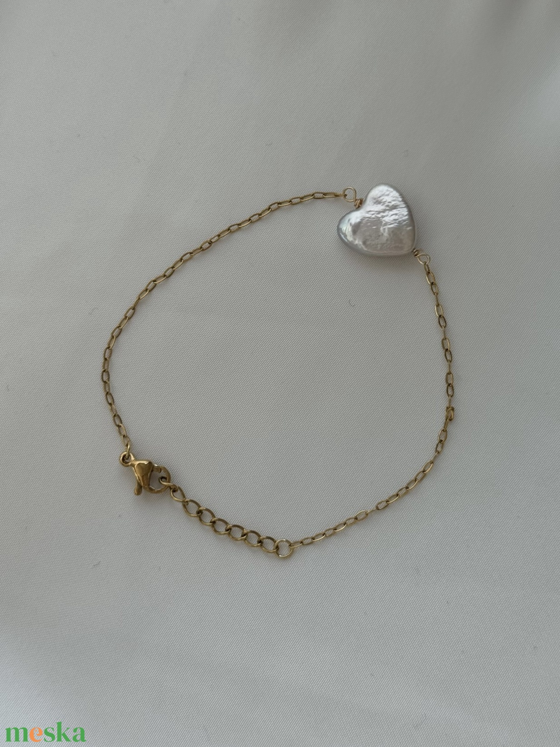 Vékony nemesacél karkötő szív alakú édesvízi gyönggyel - ékszer - karkötő - lánc karkötő - Meska.hu