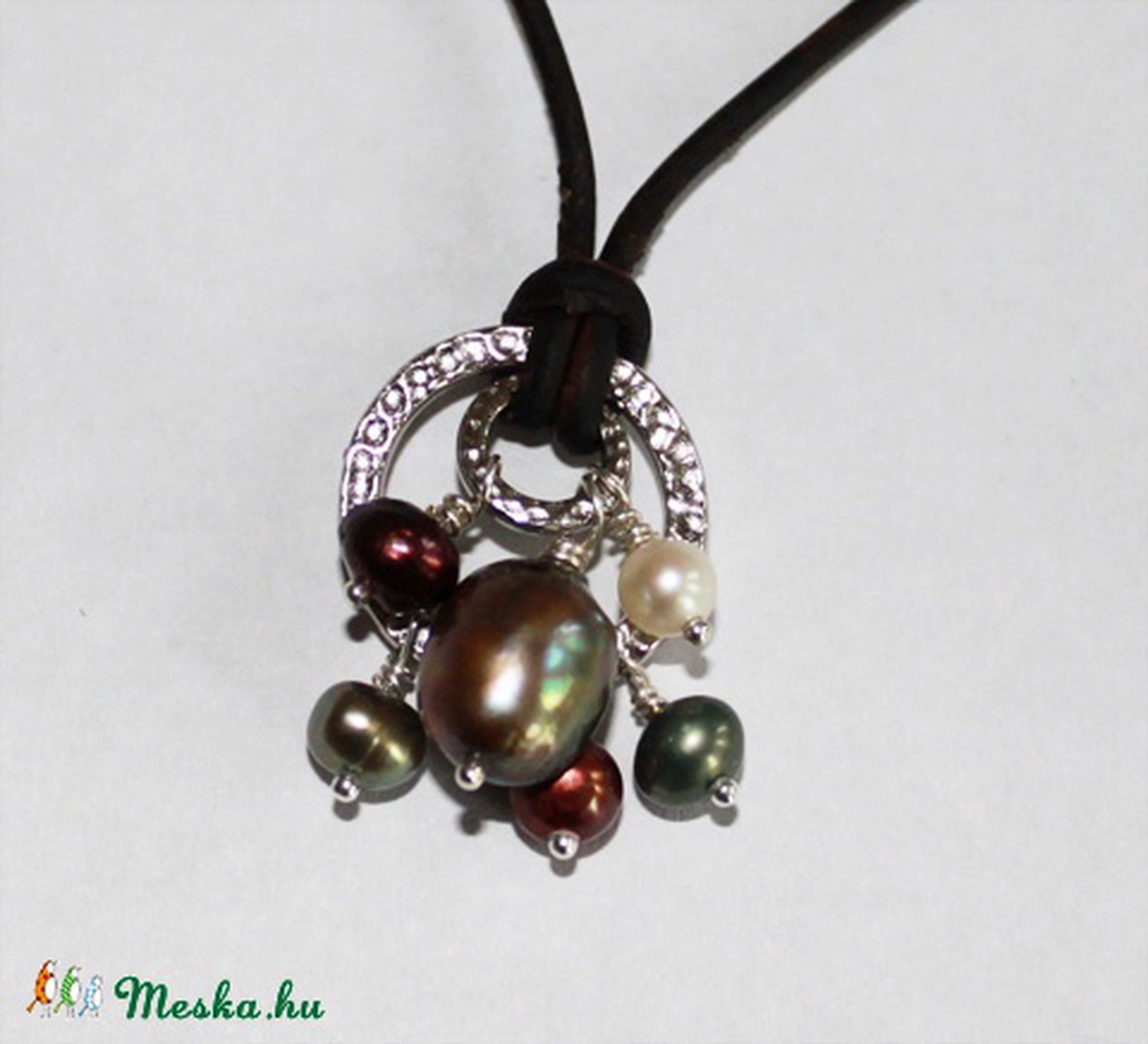 FOGLALVA - Ezüst karikák és tenyésztett édesvizi gyöngyök - bőr nyaklánc -  - Meska.hu