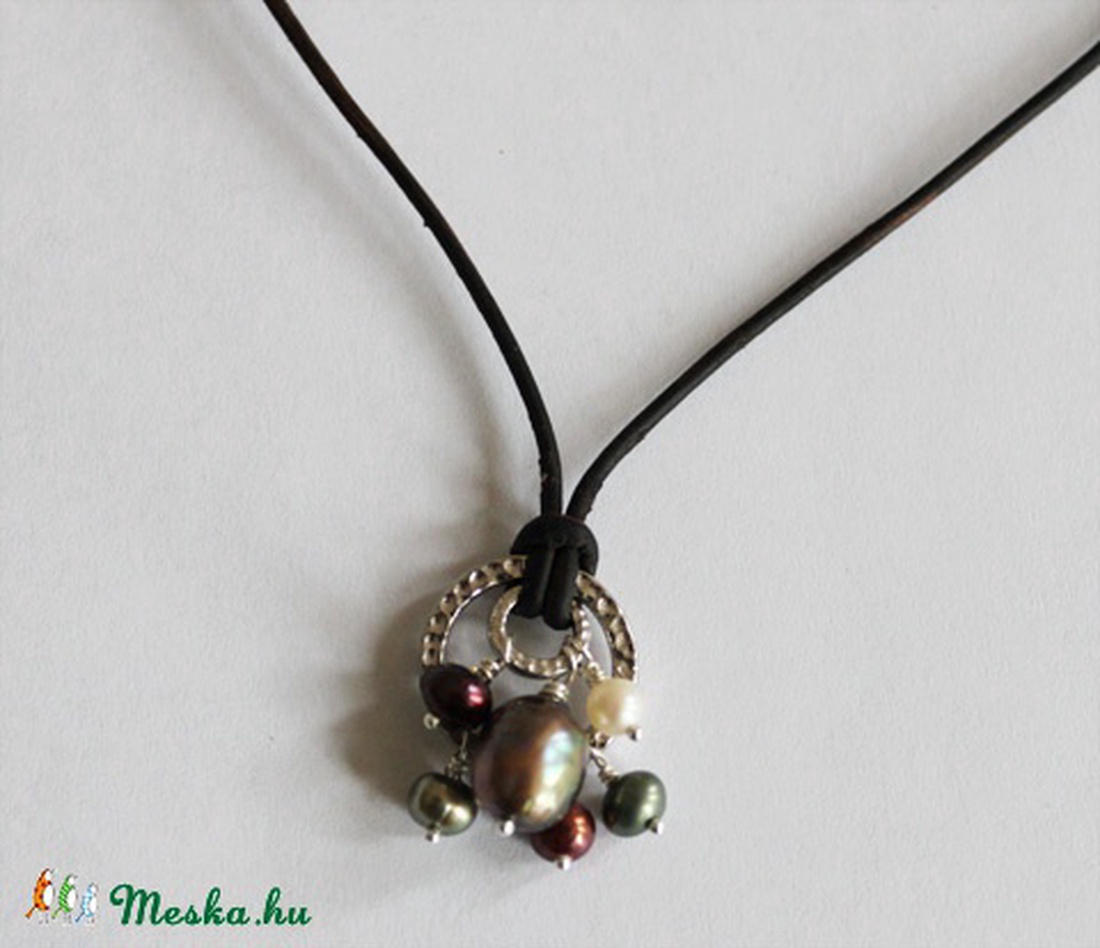 FOGLALVA - Ezüst karikák és tenyésztett édesvizi gyöngyök - bőr nyaklánc -  - Meska.hu