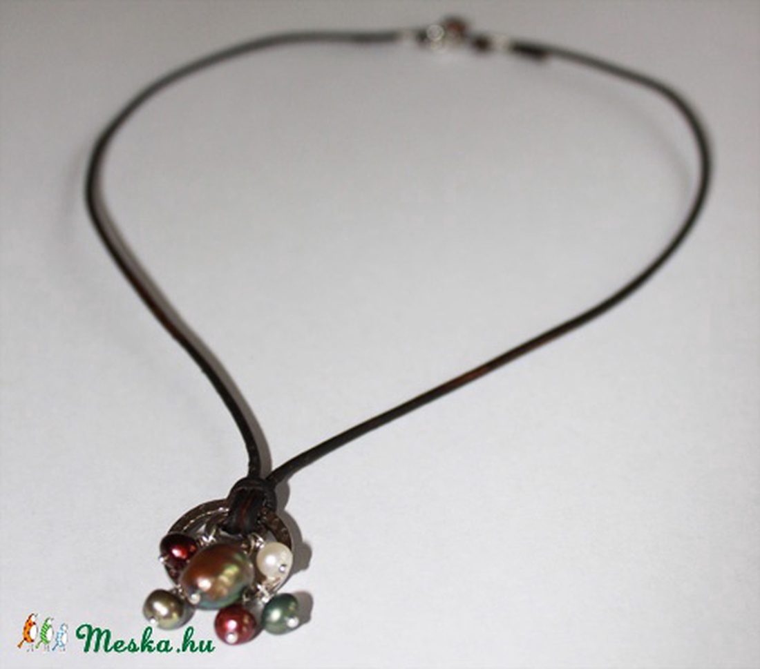 FOGLALVA - Ezüst karikák és tenyésztett édesvizi gyöngyök - bőr nyaklánc -  - Meska.hu
