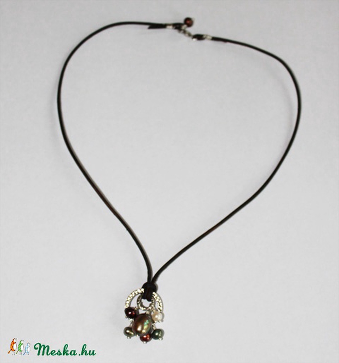 FOGLALVA - Ezüst karikák és tenyésztett édesvizi gyöngyök - bőr nyaklánc -  - Meska.hu