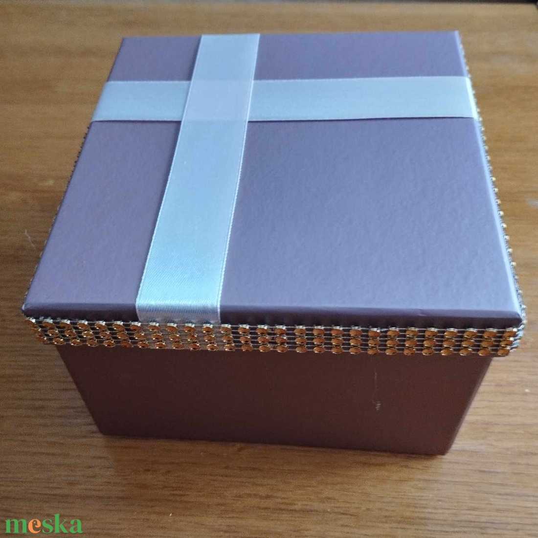 Szatén szalagból készült rózsabox - otthon & életmód - dekoráció - virágdísz és tartó - csokor & virágdísz - Meska.hu Szatén szalagból készült rózsabox - otthon & életmód - dekoráció - virágdísz és tartó - csokor & virágdísz - Meska.hu