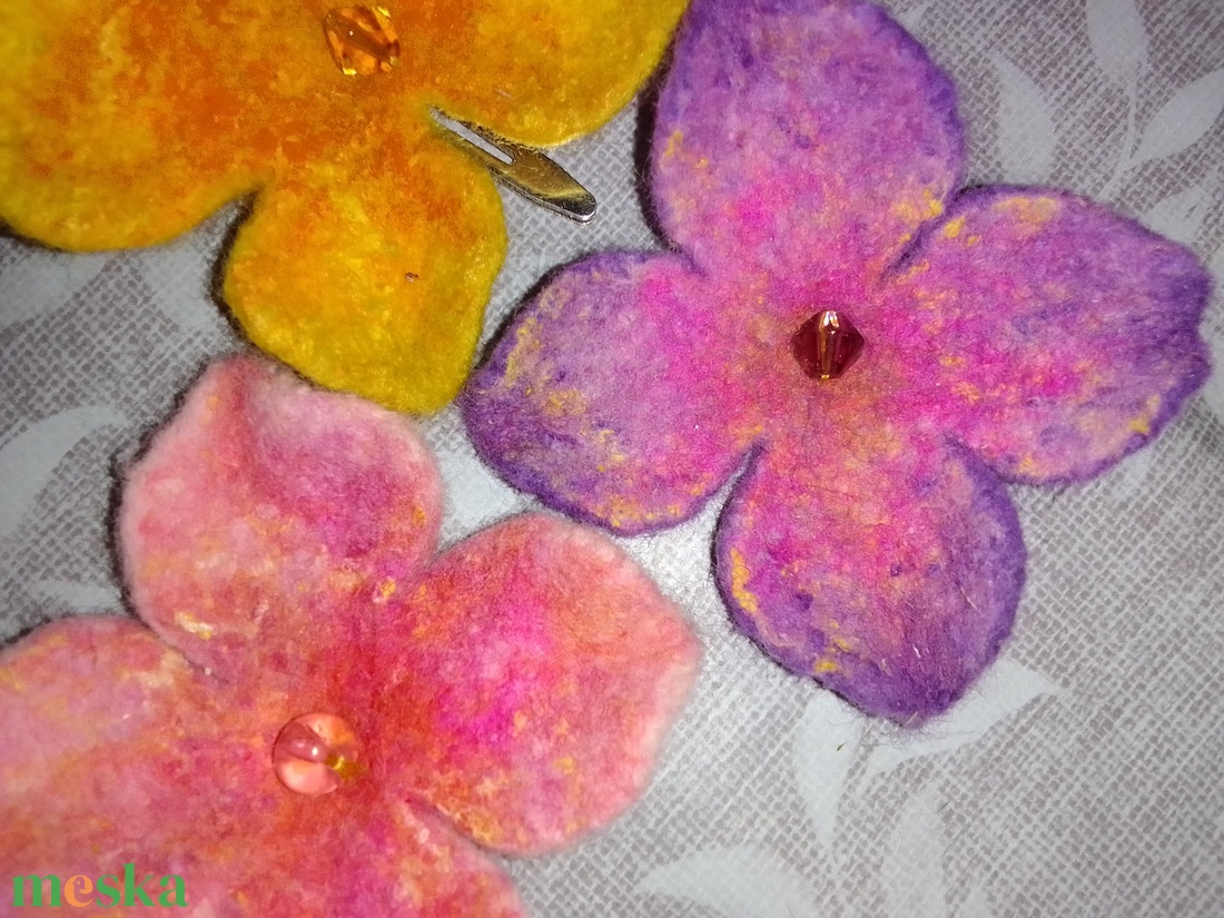 Nemez virág hajgumi/ hajcsat/ kitűző - ruha & divat - hajdísz & hajcsat - hajcsat & hajtű - Meska.hu