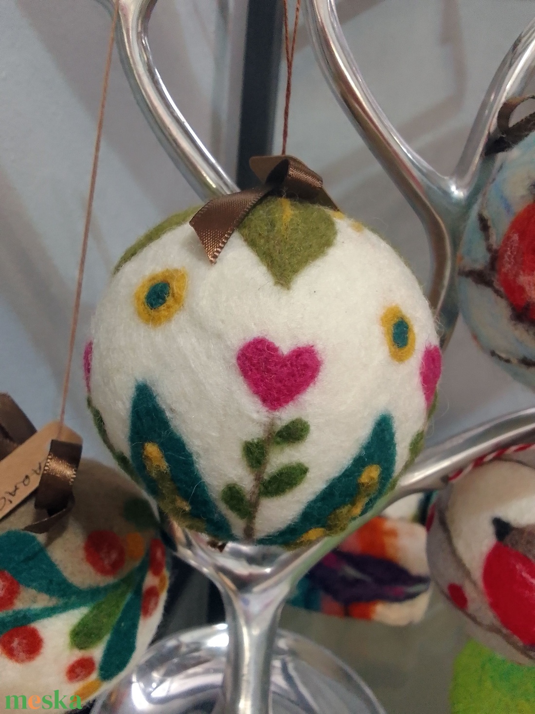 Nemezelt gyapjú karácsonyi gömb - karácsony - karácsonyi lakásdekoráció - karácsonyfadíszek - Meska.hu