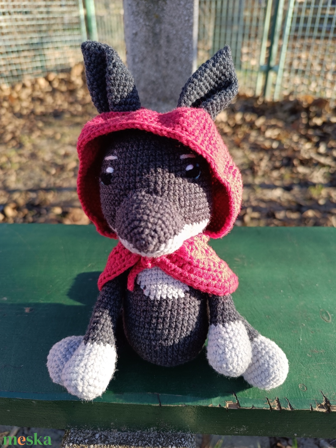 Horgolt farkas piros kabátkával - játék & sport - plüssállat & játékfigura - más figura - Meska.hu