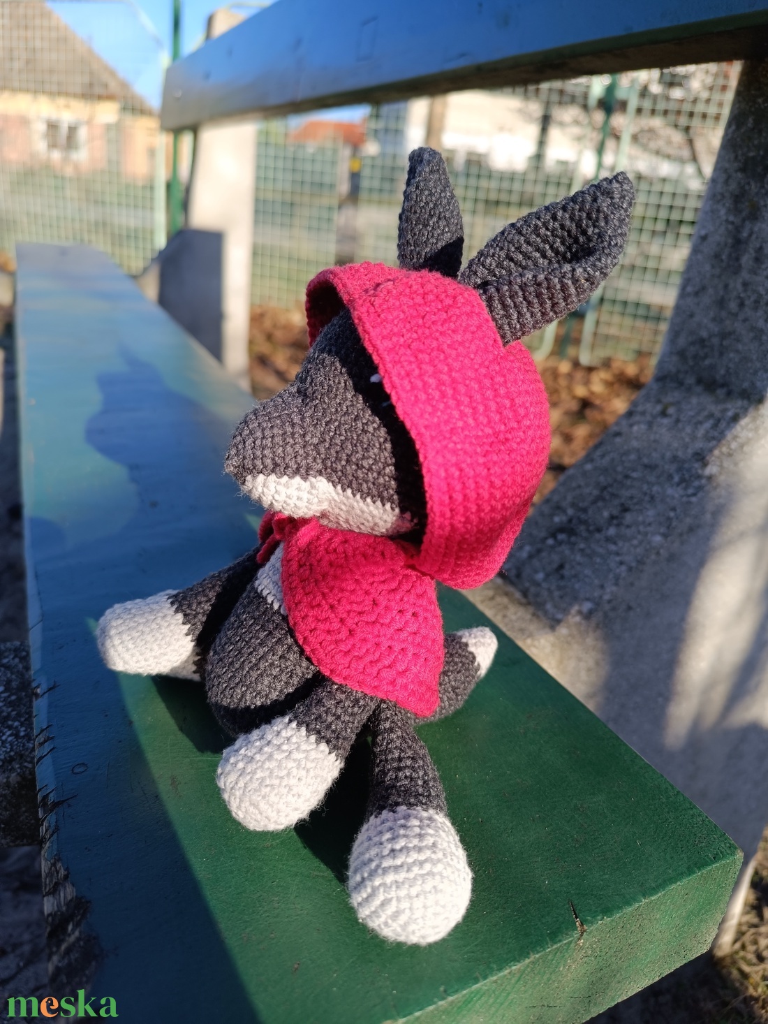 Horgolt farkas piros kabátkával - játék & sport - plüssállat & játékfigura - más figura - Meska.hu