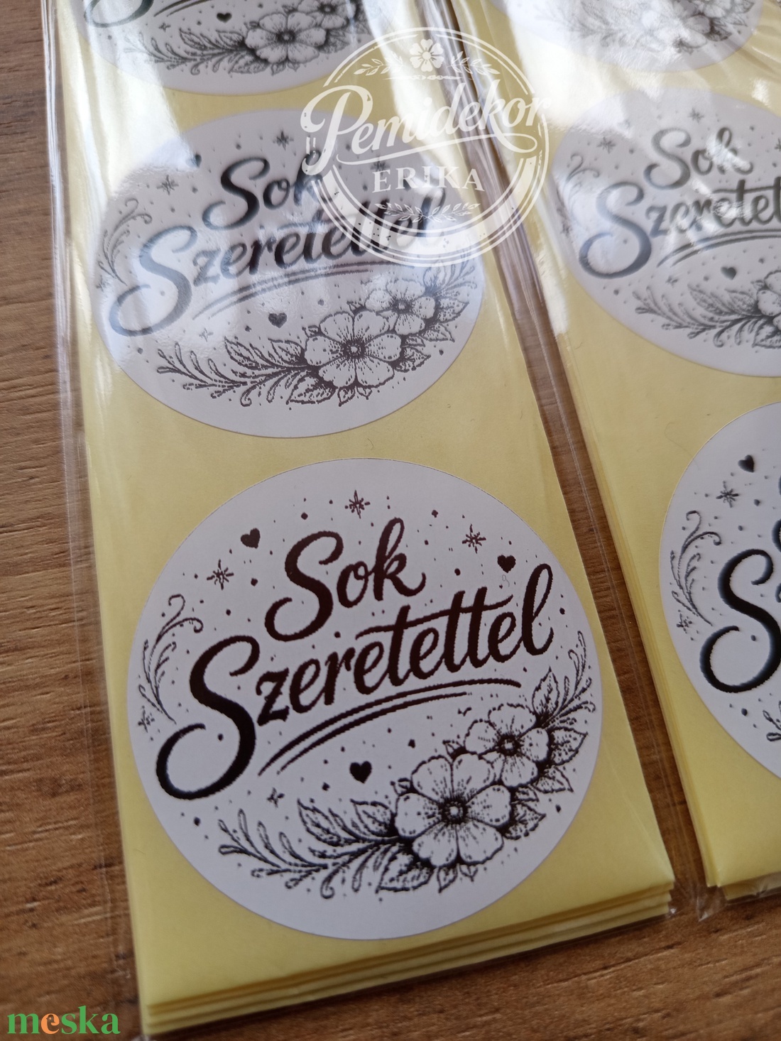 Sok szeretettel kerek matrica (5 cm) � 30 db. - kellékek & szerszámok - dekorációs kellékek - matricaív - Meska.hu