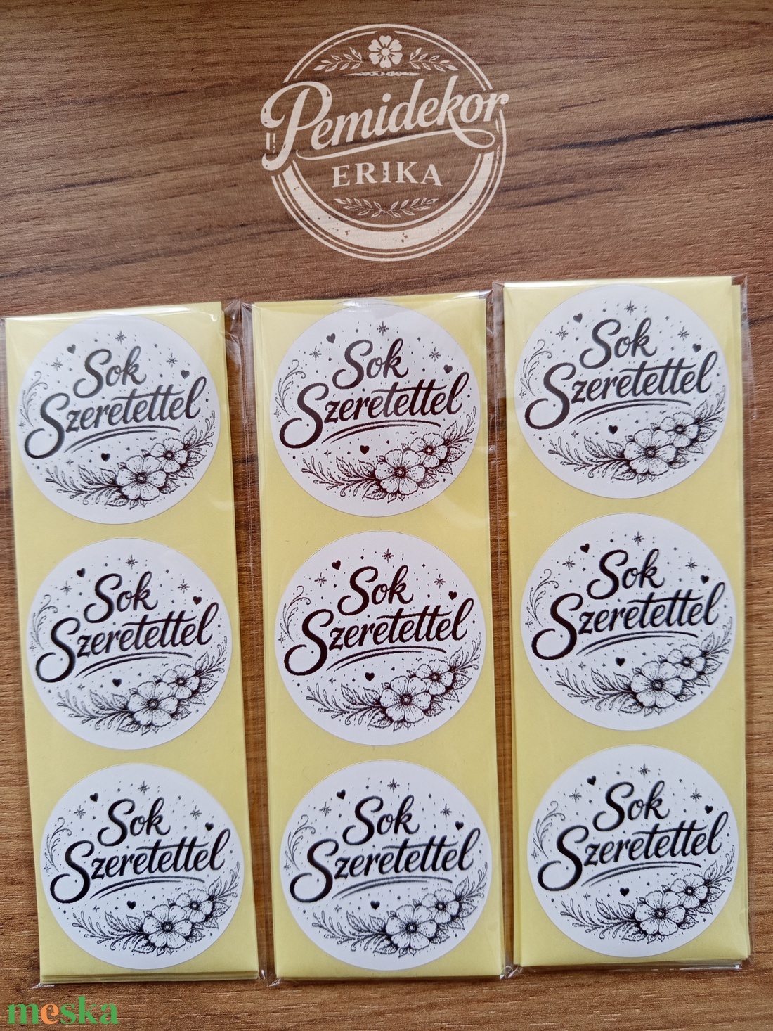 Sok szeretettel kerek matrica (5 cm) � 30 db. - kellékek & szerszámok - dekorációs kellékek - matricaív - Meska.hu