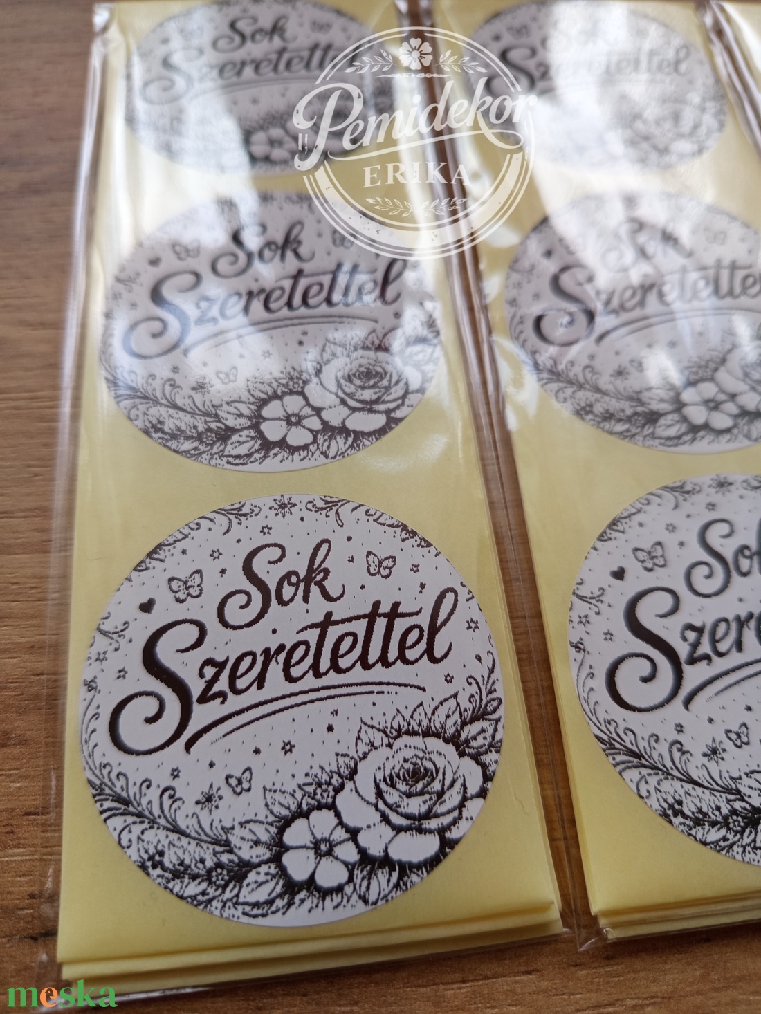 Sok szeretettel kerek matrica (5 cm) � 30 db. - kellékek & szerszámok - dekorációs kellékek - matricaív - Meska.hu