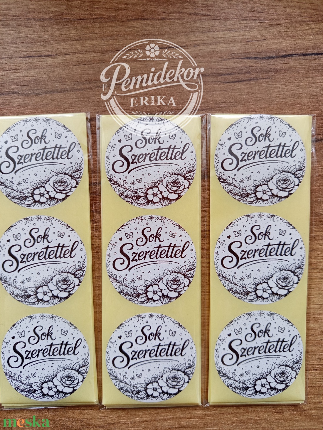 Sok szeretettel kerek matrica (5 cm) � 30 db. - kellékek & szerszámok - dekorációs kellékek - matricaív - Meska.hu