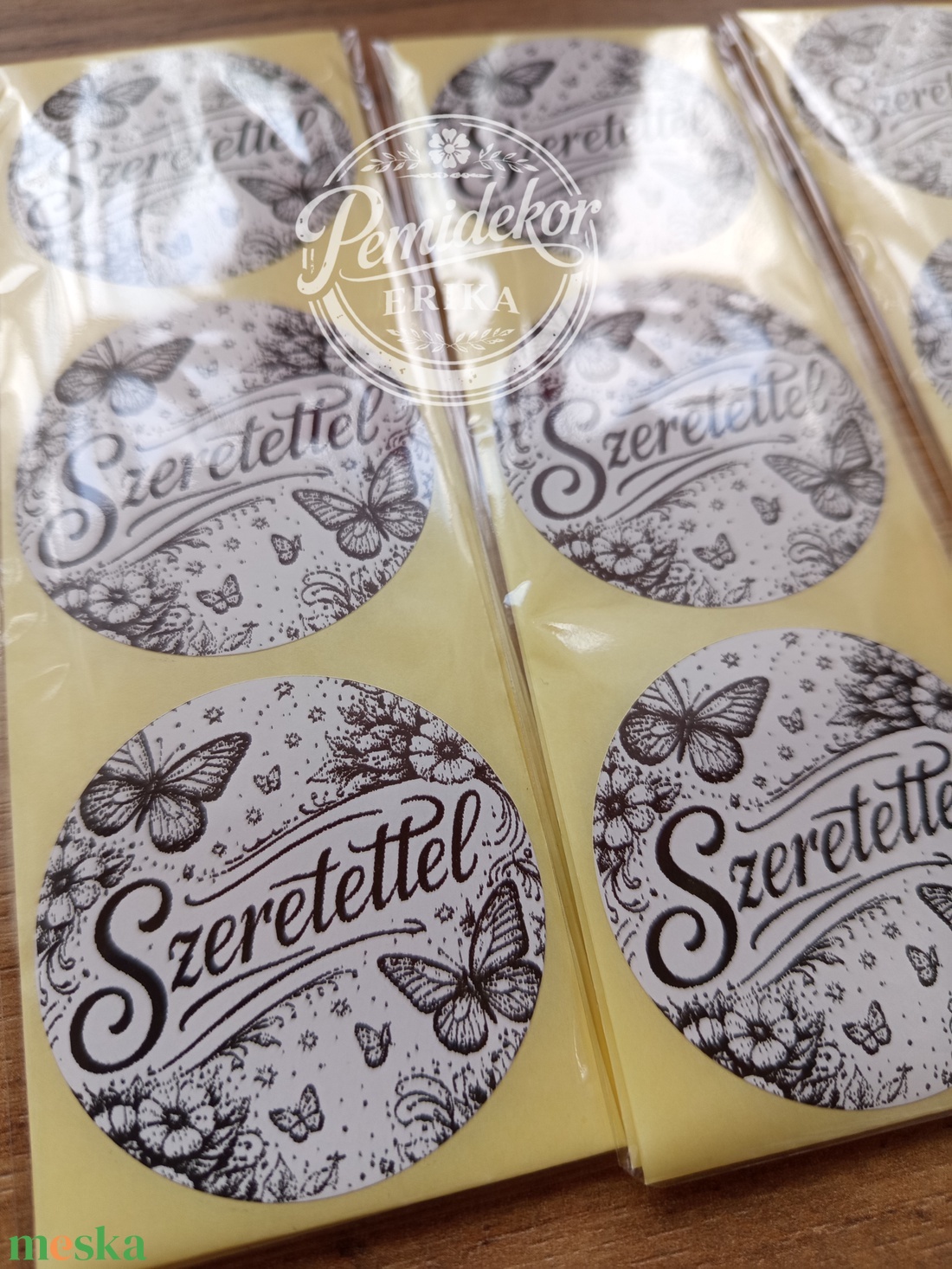 Szeretettel kerek matrica (5 cm) � 30 db. - kellékek & szerszámok - dekorációs kellékek - matricaív - Meska.hu