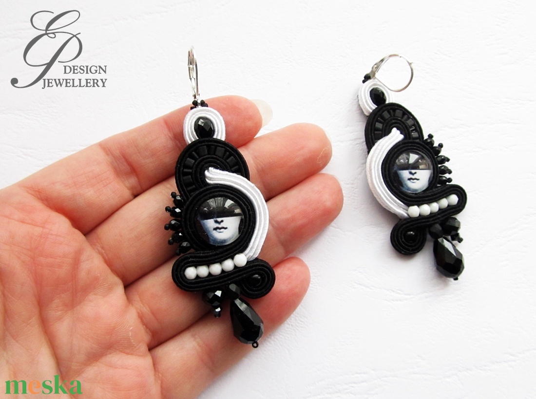 SF188 Fekete-fehér sujtás fülbevaló - ékszer - fülbevaló - lógó fülbevaló - Meska.hu
