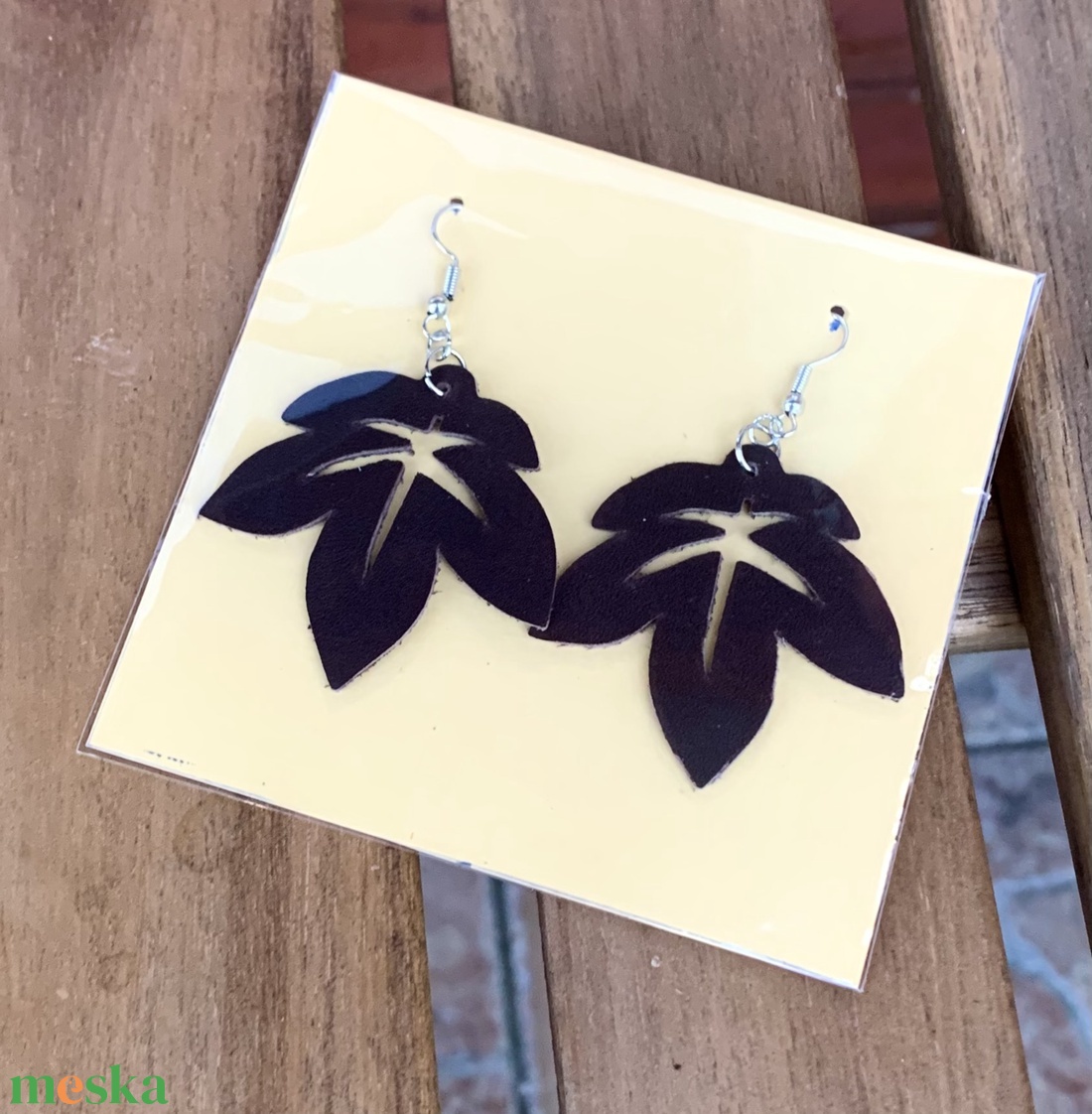 Barna bőr levél fülbevaló - ékszer - fülbevaló - lógó fülbevaló - Meska.hu