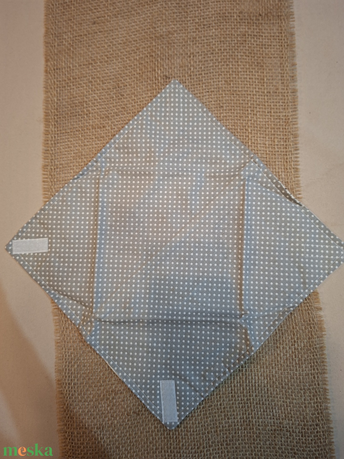 Szürke akapon fehér pöttyös újraszalvéta - táska & tok - uzsonna- & ebéd tartó - szendvics csomagoló - Meska.hu