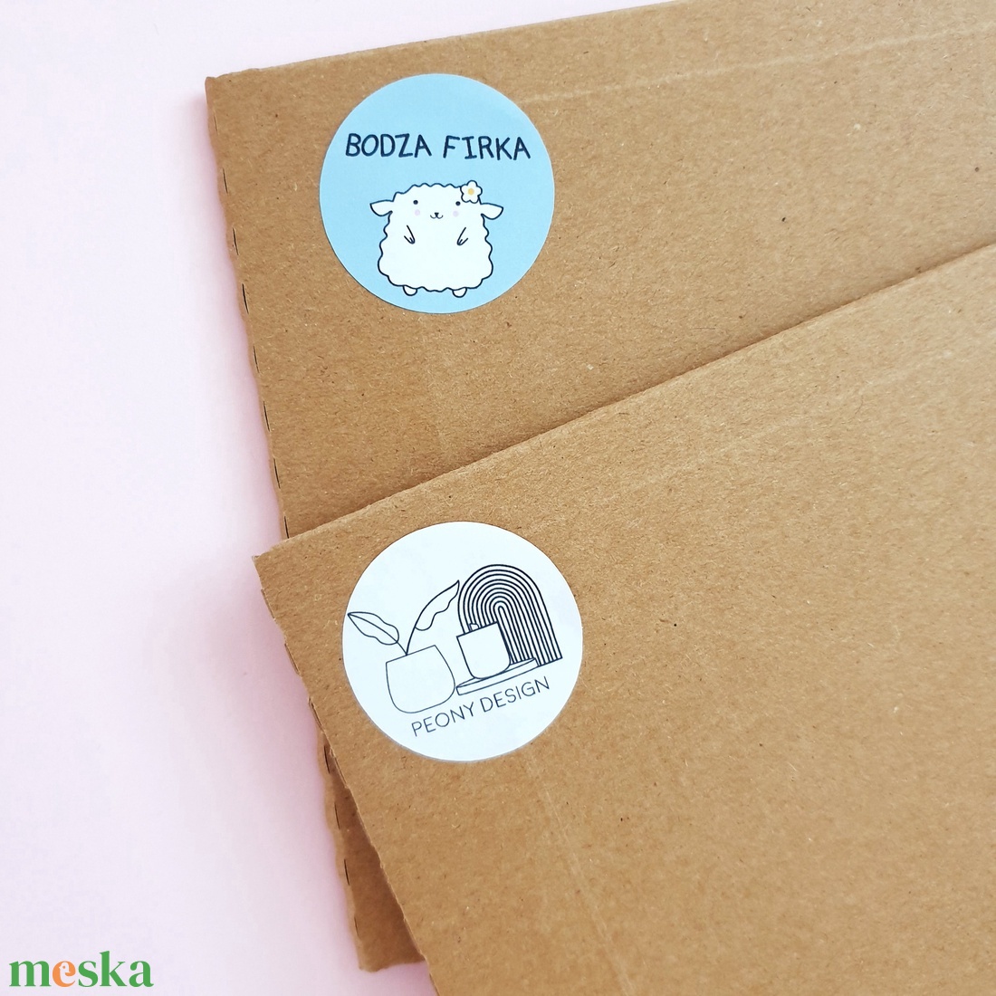 Egyedi logós matrica vállalkozásoknak, esküvőkre illetve rendezvényre, matt és fényes kivitelben.  - művészet - grafika & illusztráció - egyéb rajzok - Meska.hu