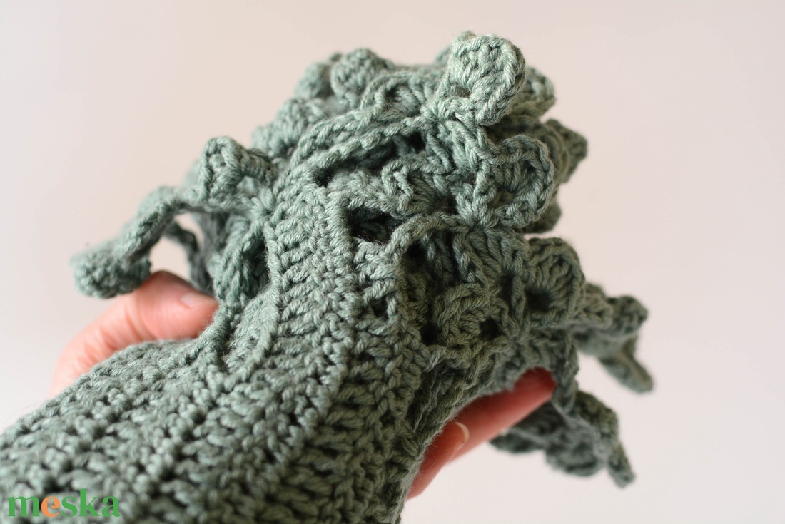 Kézzel horgolt pamut sál  boho stílusú, puha zsályazöld kiegészítő - ruha & divat - sál, sapka, kendő - kendő - Meska.hu