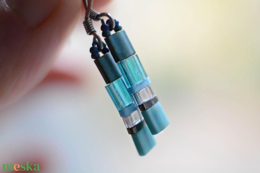 PiciPixel fülbevaló  türkiz, apró geometrikus minimalista ékszer - ékszer - fülbevaló - lógó fülbevaló - Meska.hu