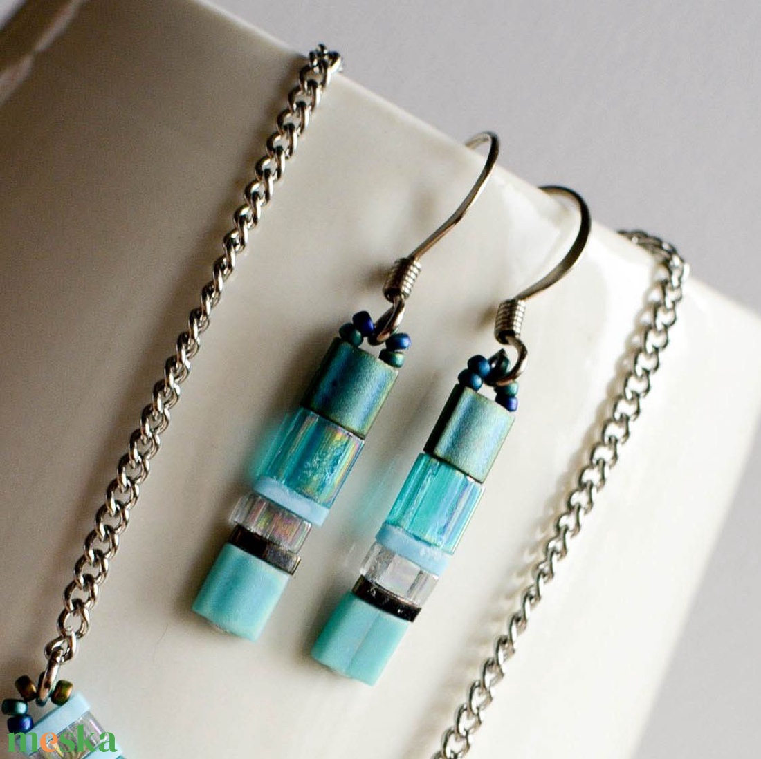 PiciPixel fülbevaló  türkiz, apró geometrikus minimalista ékszer - ékszer - fülbevaló - lógó fülbevaló - Meska.hu