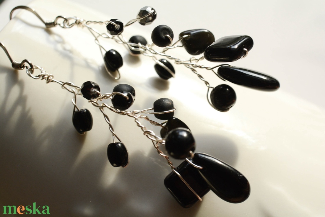 Fülbevaló Pillefürt - Fekete - nikkelmentes - ékszer - fülbevaló - lógó fülbevaló - Meska.hu