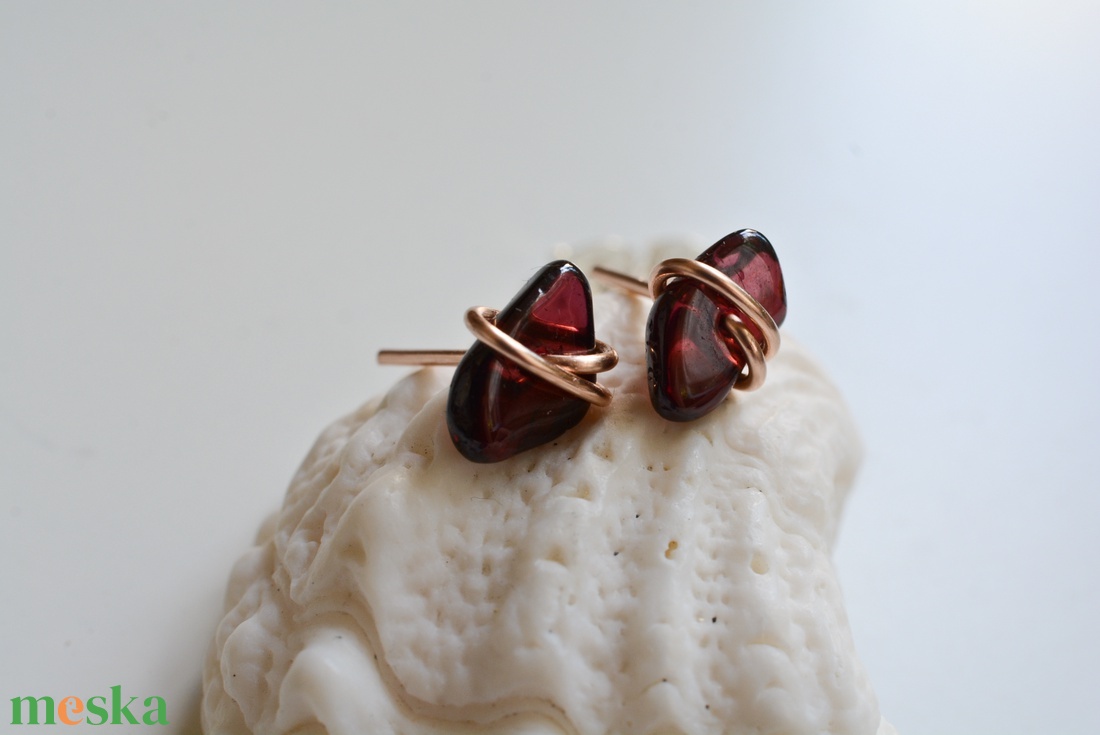 Bronz fülbevaló - gránát, beszúrós - ékszer - fülbevaló - pötty fülbevaló - Meska.hu