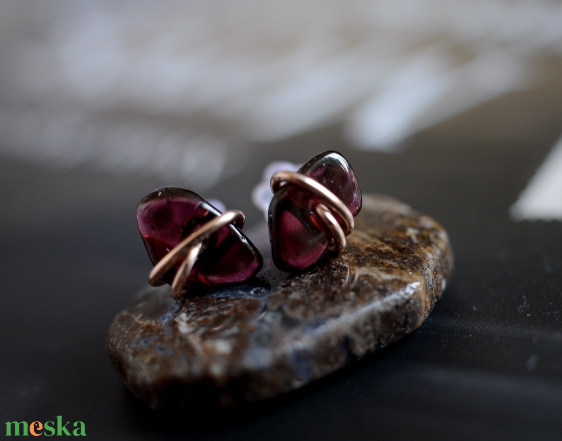 Bronz fülbevaló - gránát, beszúrós - ékszer - fülbevaló - pötty fülbevaló - Meska.hu