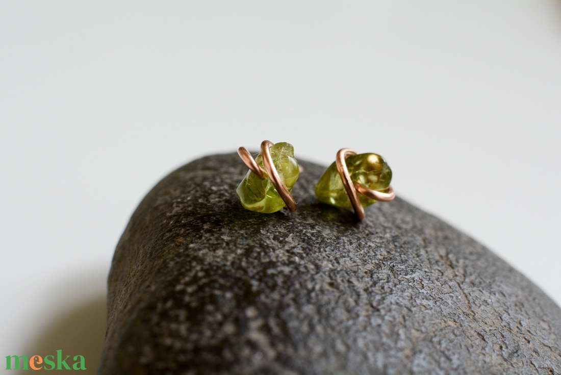 Bronz fülbevaló - peridot, beszúrós - ékszer - fülbevaló - pötty fülbevaló - Meska.hu