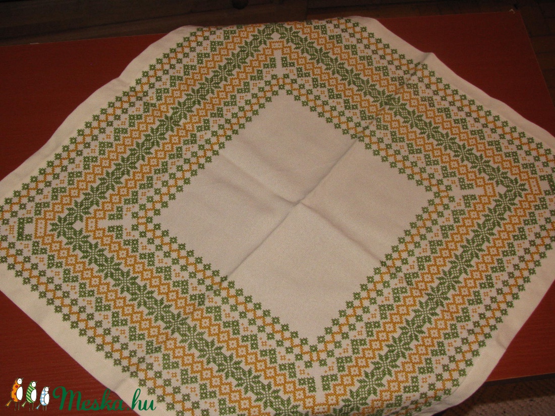 Tradicionális keresztszemes hímzéssel készült terítő 52x52 - otthon & életmód - dekoráció - asztal és polc dekoráció - horgolt & csipketerítő - Meska.hu Tradicionális keresztszemes hímzéssel készült terítő 52x52 - otthon & életmód - dekoráció - asztal és polc dekoráció - horgolt & csipketerítő - Meska.hu