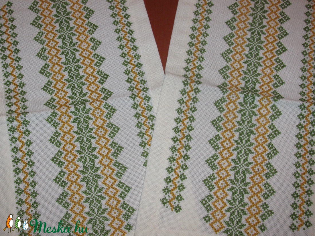 Tradicionális keresztszemes hímzéssel készült terítő 38x21,5 cm - otthon & életmód - dekoráció - asztal és polc dekoráció - horgolt & csipketerítő - Meska.hu