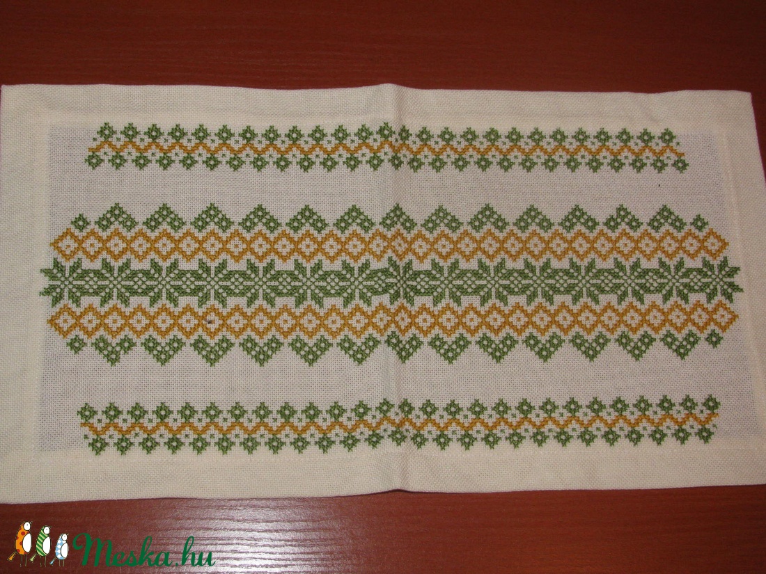 Tradicionális keresztszemes hímzéssel készült terítő 38x21,5 cm - otthon & életmód - dekoráció - asztal és polc dekoráció - horgolt & csipketerítő - Meska.hu