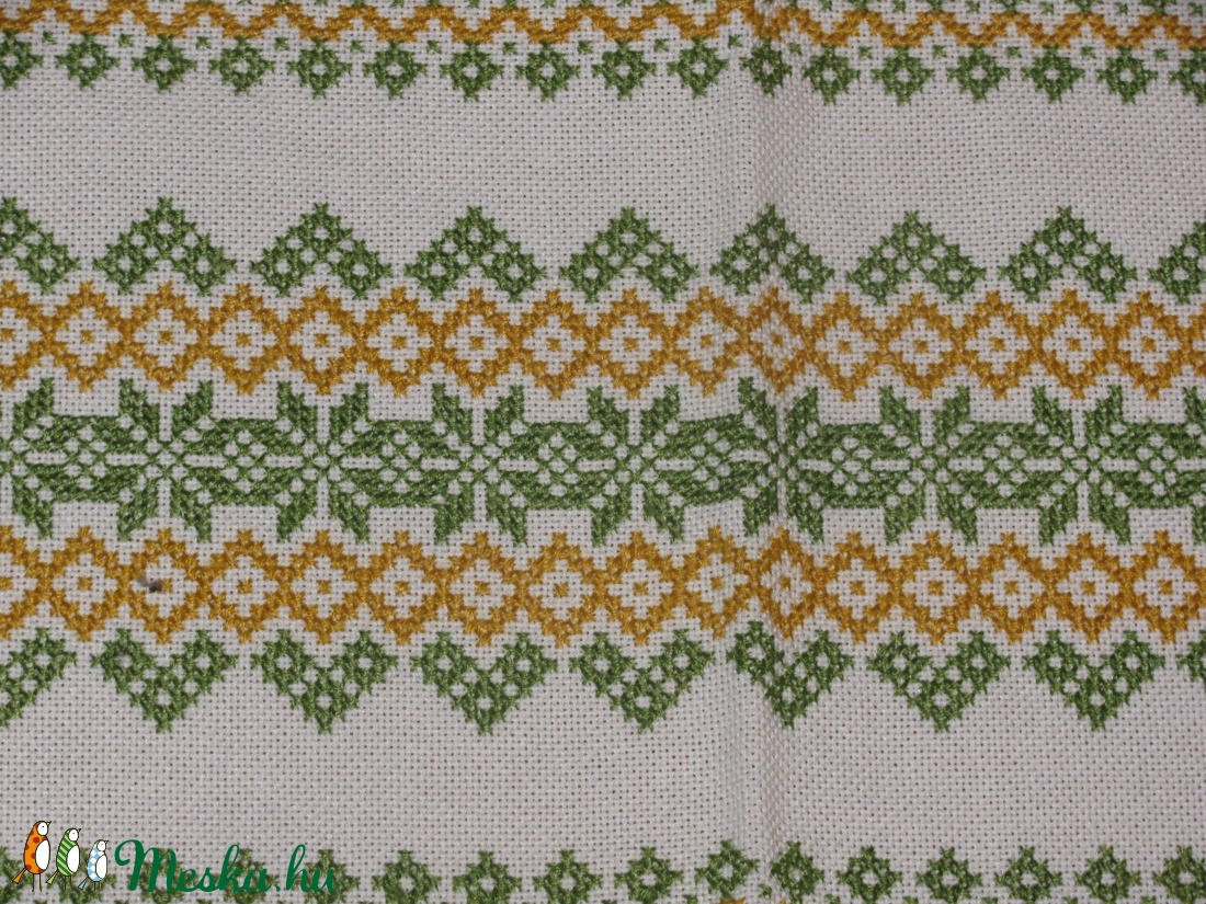 Tradicionális keresztszemes hímzéssel készült terítő 38x21,5 cm - otthon & életmód - dekoráció - asztal és polc dekoráció - horgolt & csipketerítő - Meska.hu