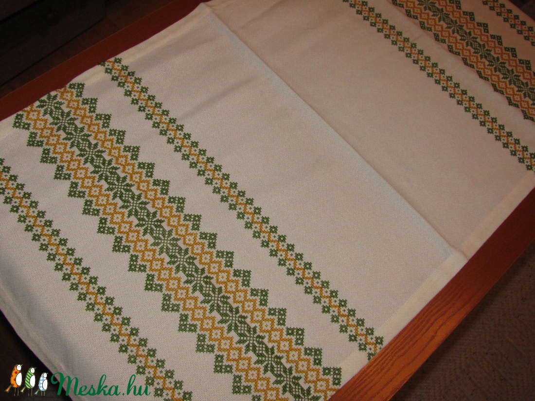 Tradicionális keresztszemes hímzéssel készült terítő 75,5x39 cm - otthon & életmód - dekoráció - asztal és polc dekoráció - horgolt & csipketerítő - Meska.hu