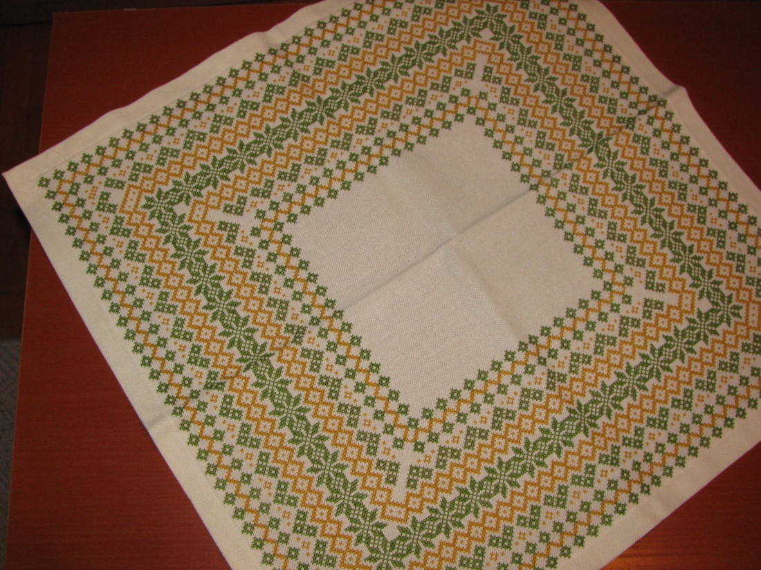 Tradicionális keresztszemes hímzéssel készült terítő 47x47 cm -  - Meska.hu