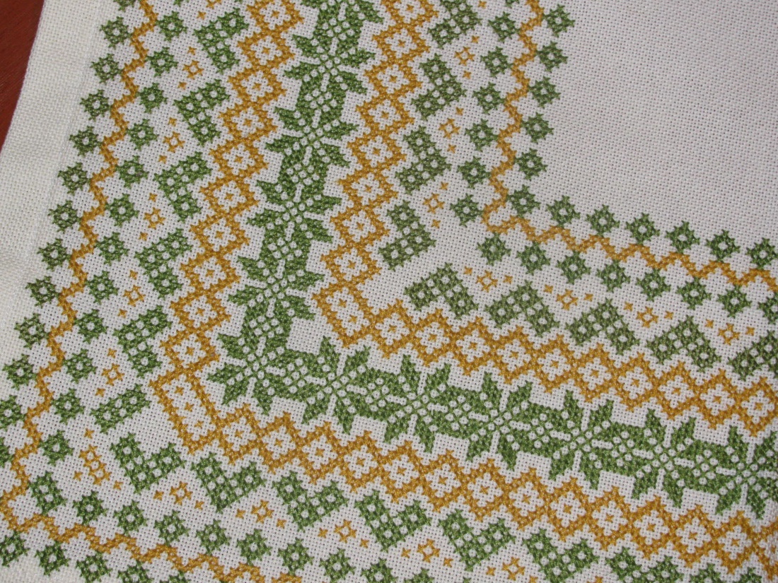 Tradicionális keresztszemes hímzéssel készült terítő 47x47 cm -  - Meska.hu