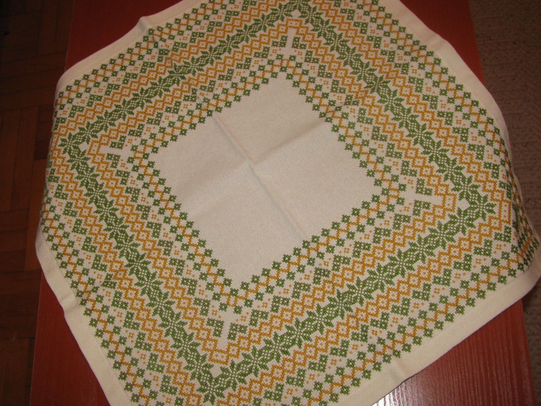 Tradicionális keresztszemes hímzéssel készült terítő 47x47 cm -  - Meska.hu