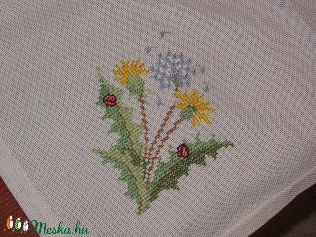 Keresztszemes hímzéssel készült terítő Kikerics+katica:52x52 cm - otthon & életmód - dekoráció - asztal és polc dekoráció - horgolt & csipketerítő - Meska.hu Keresztszemes hímzéssel készült terítő Kikerics+katica:52x52 cm - otthon & életmód - dekoráció - asztal és polc dekoráció - horgolt & csipketerítő - Meska.hu