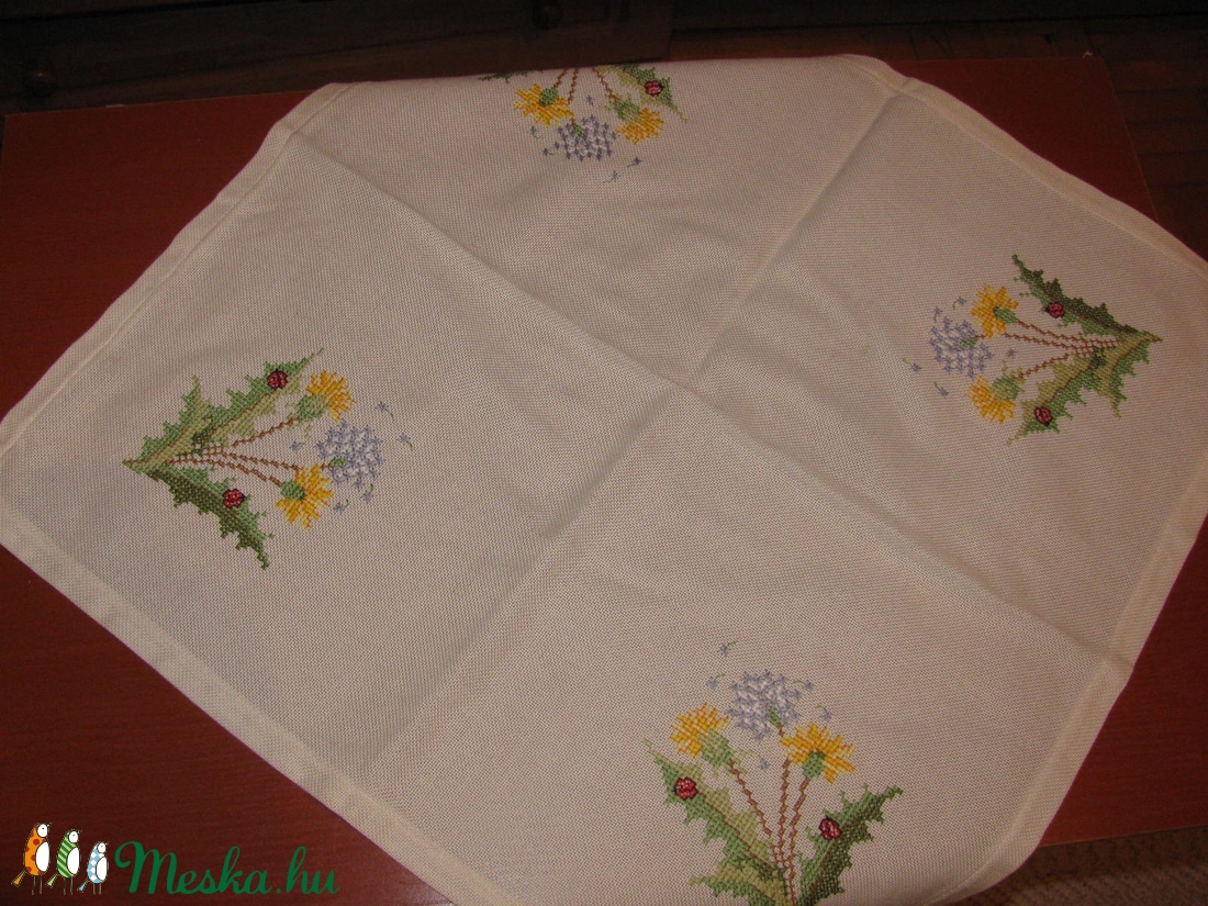 Keresztszemes hímzéssel készült terítő Kikerics+katica:52x52 cm - otthon & életmód - dekoráció - asztal és polc dekoráció - horgolt & csipketerítő - Meska.hu Keresztszemes hímzéssel készült terítő Kikerics+katica:52x52 cm - otthon & életmód - dekoráció - asztal és polc dekoráció - horgolt & csipketerítő - Meska.hu