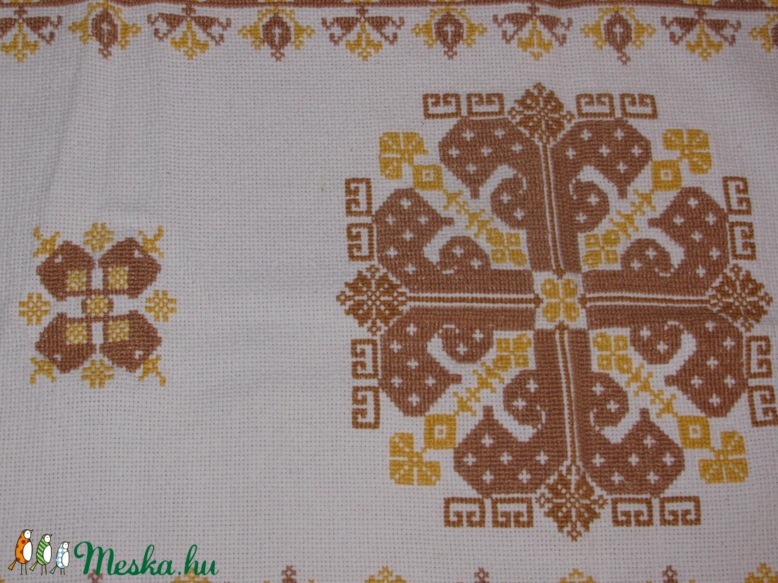 Keresztszemes hímzéssel készült terítő Sárga-barna asztlafutó: 75x42,5cm - otthon & életmód - dekoráció - asztal és polc dekoráció - horgolt & csipketerítő - Meska.hu Keresztszemes hímzéssel készült terítő Sárga-barna asztlafutó: 75x42,5cm - otthon & életmód - dekoráció - asztal és polc dekoráció - horgolt & csipketerítő - Meska.hu