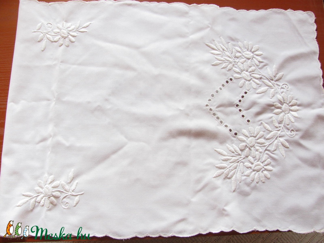 Fehér-fehérrel hímzett terítő asztalfutó 91x40,5 cm - otthon & életmód - dekoráció - asztal és polc dekoráció - horgolt & csipketerítő - Meska.hu
