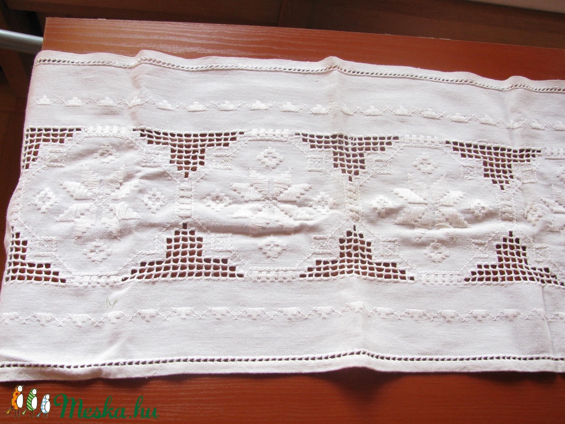 Horgolt hímzett fehér asztalfutó: 85,5x36 cm -  - Meska.hu