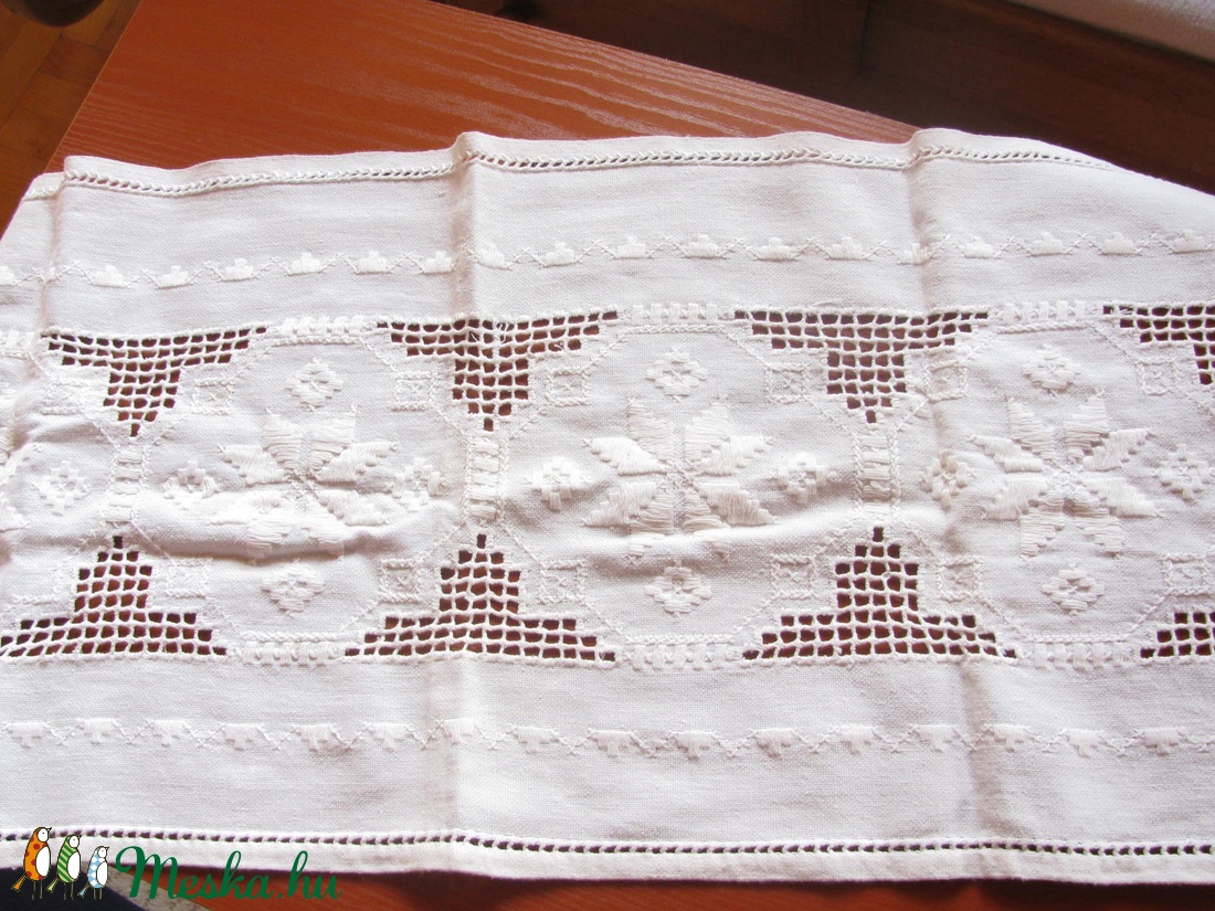 Horgolt hímzett fehér asztalfutó: 85,5x36 cm -  - Meska.hu