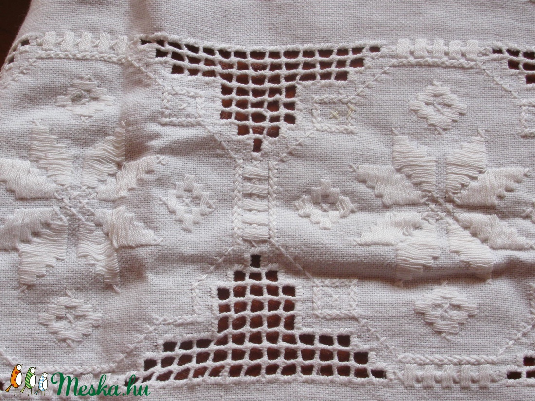 Horgolt hímzett fehér asztalfutó: 85,5x36 cm -  - Meska.hu