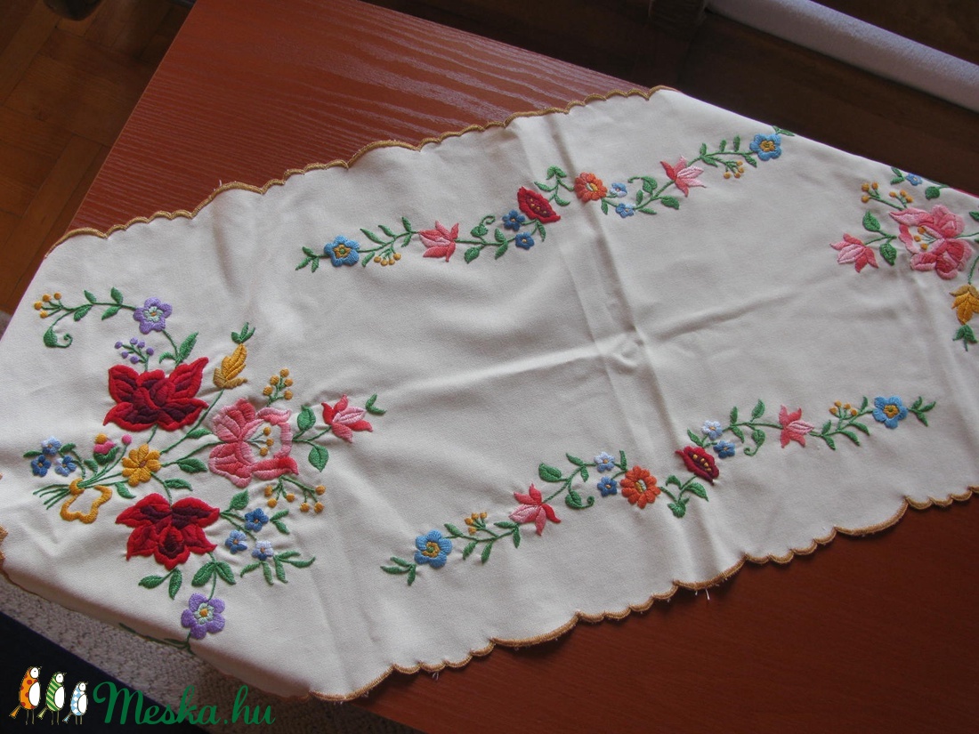 Fehér-asztalterítő Matyó v.Kalocsai hímzett futó: 33x80cm -  - Meska.hu