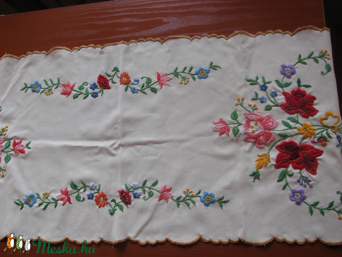Fehér-asztalterítő Matyó v.Kalocsai hímzett futó: 33x80cm -  - Meska.hu