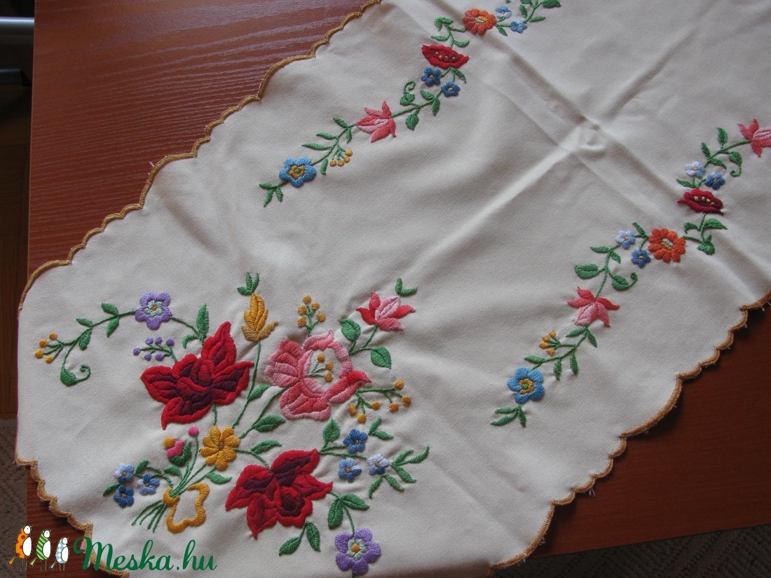 Fehér-asztalterítő Matyó v.Kalocsai hímzett futó: 33x80cm -  - Meska.hu