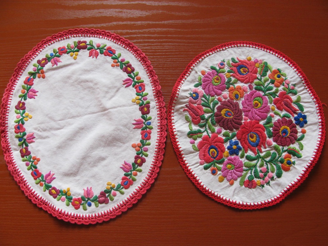 2 kerek hímzett Kalocsai vagy Matyó terítő 28x23,5cm, 24x22cm -  - Meska.hu