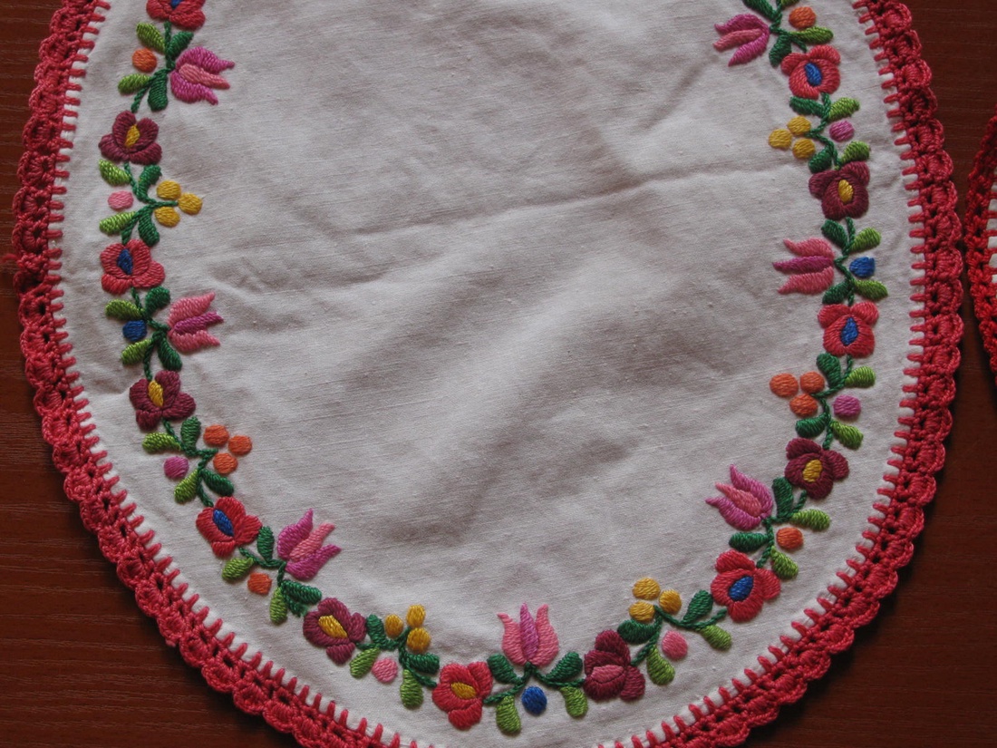 2 kerek hímzett Kalocsai vagy Matyó terítő 28x23,5cm, 24x22cm -  - Meska.hu