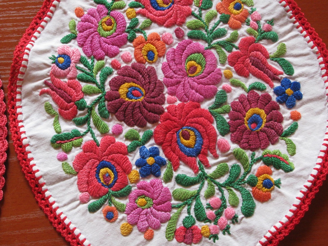 2 kerek hímzett Kalocsai vagy Matyó terítő 28x23,5cm, 24x22cm -  - Meska.hu