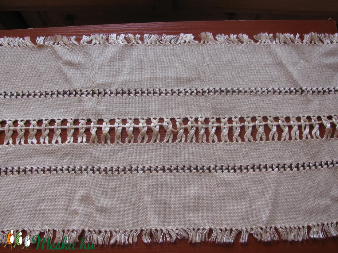 Lyukacsos asztalfutó terítő rojtos: 89x37,5 cm  - otthon & életmód - dekoráció - asztal és polc dekoráció - horgolt & csipketerítő - Meska.hu