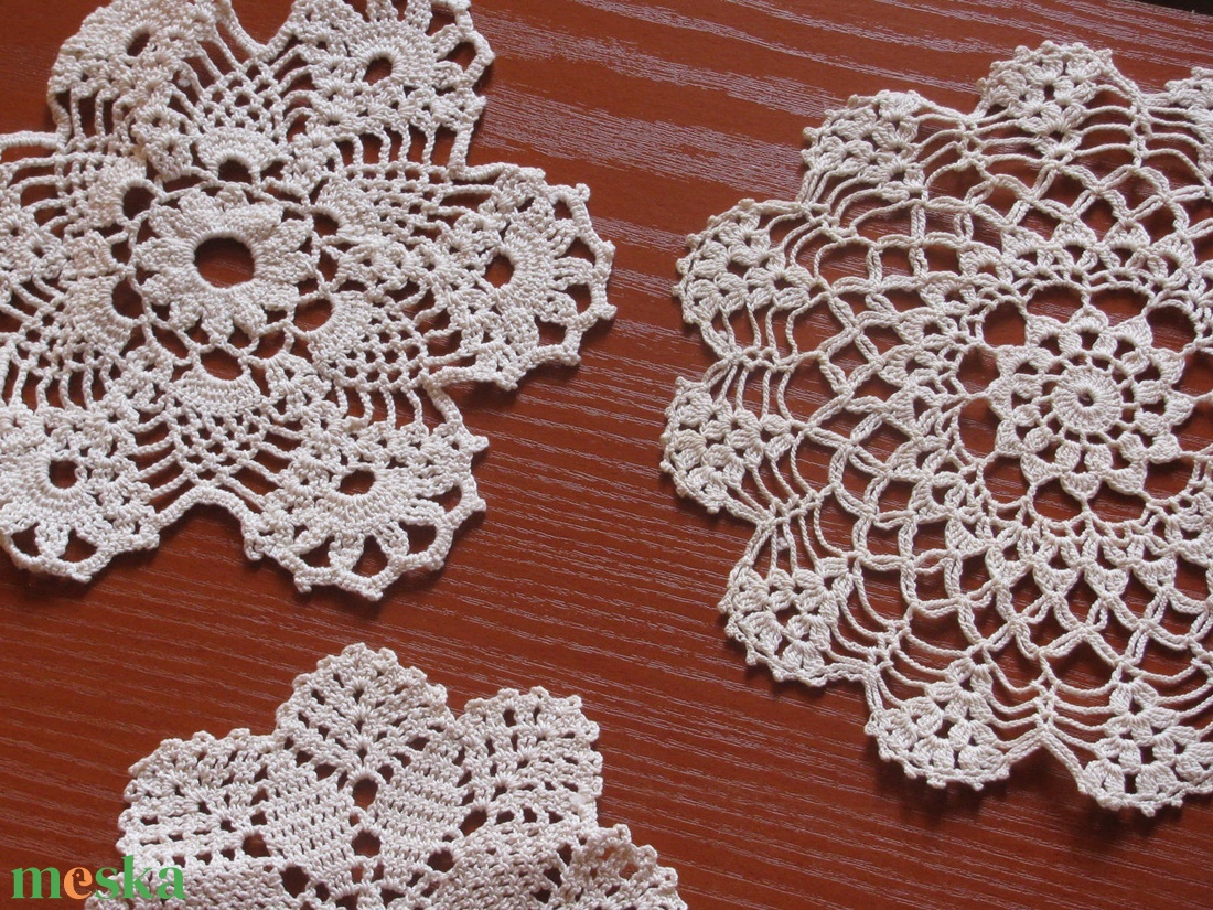 Horgolt kisterítők:14cm, és téglalap:15,5x9,5 - otthon & életmód - dekoráció - asztal és polc dekoráció - horgolt & csipketerítő - Meska.hu