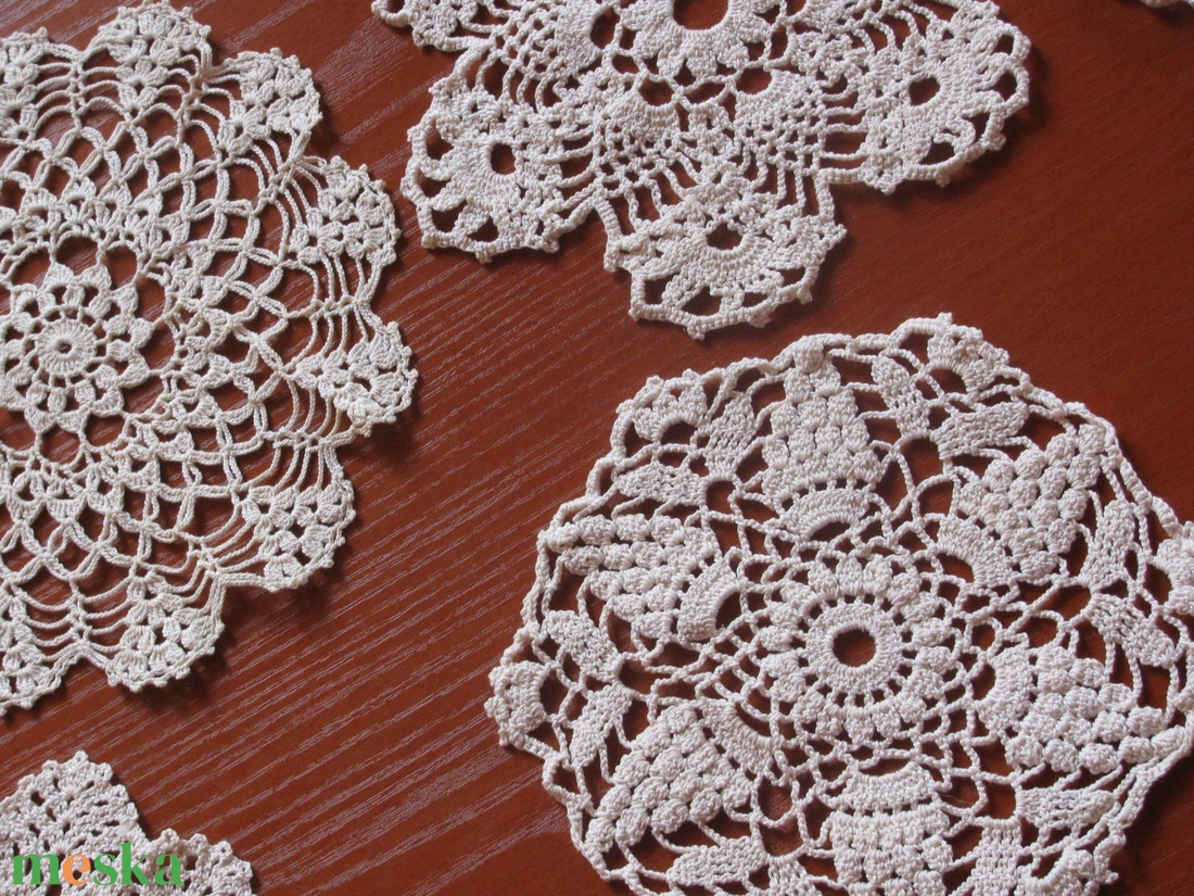 Horgolt kisterítők:14cm, és téglalap:15,5x9,5 - otthon & életmód - dekoráció - asztal és polc dekoráció - horgolt & csipketerítő - Meska.hu